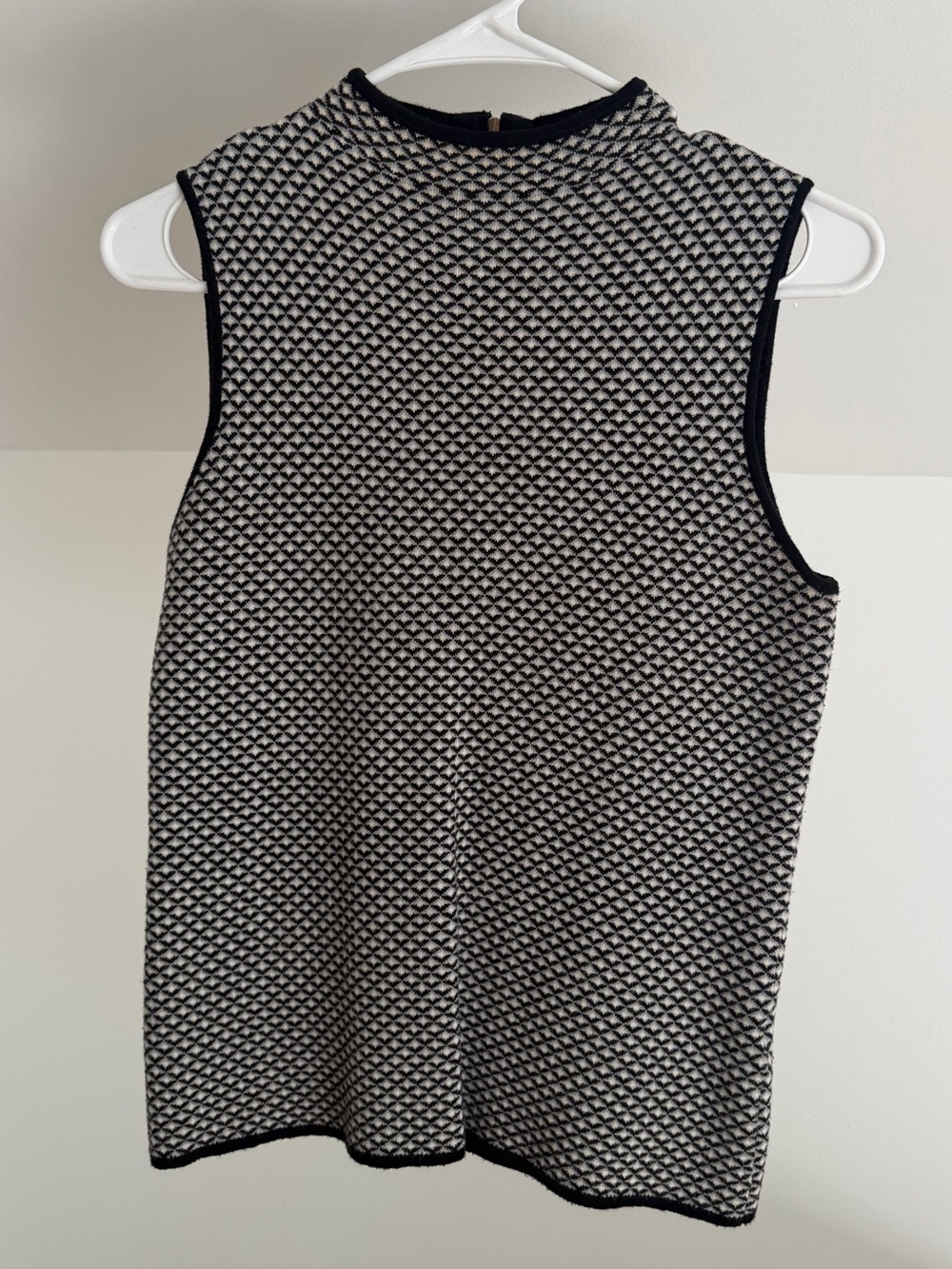 6th Avenue New York & Company Black & White Sleeveless Knit Top size M